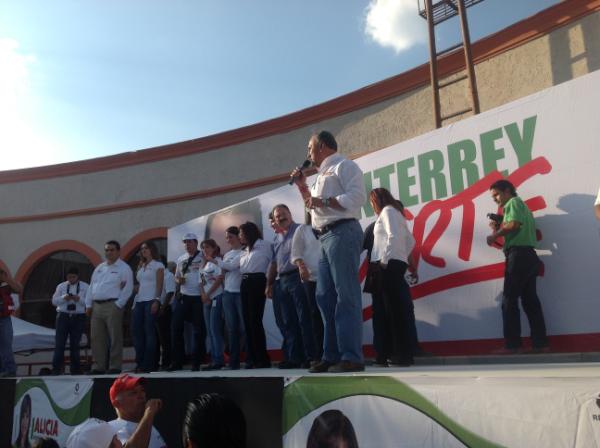 _gcaballero's tweet photo. Felicidades a mi amiga @AliciaHdz_  por su cumpleaños y por el excelente cierre de campaña en el distrito 6 federal!! http://t.co/51GUtdc7