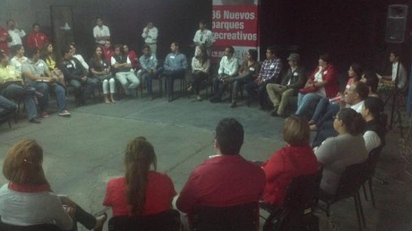 CiberpriQroMpio's tweet photo. @RLoyolaVera acompañandonos en un reunion con los #twitteros. http://t.co/q2H1MniR