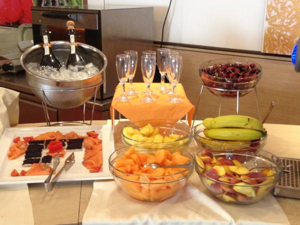 hotelBO's tweet photo. #orsobolive ecco come accogliamo i nostri ospiti all'hotel Bologna. Caviale e champagne! http://t.co/9Xg9fxTL