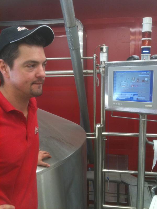 Andrea Pausler (scuola Thornbridge) il reale mastro birraio! Stiamo impostando gli step di temperatura.