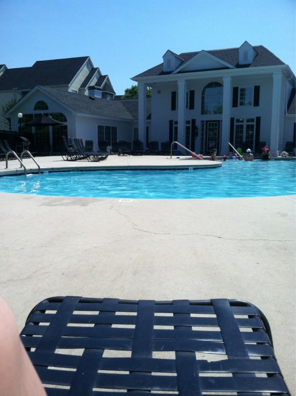 DoryLorie's tweet photo. Sitting by the pool, lady of leisure!  Life's looking up! http://t.co/yGJDEw3r
