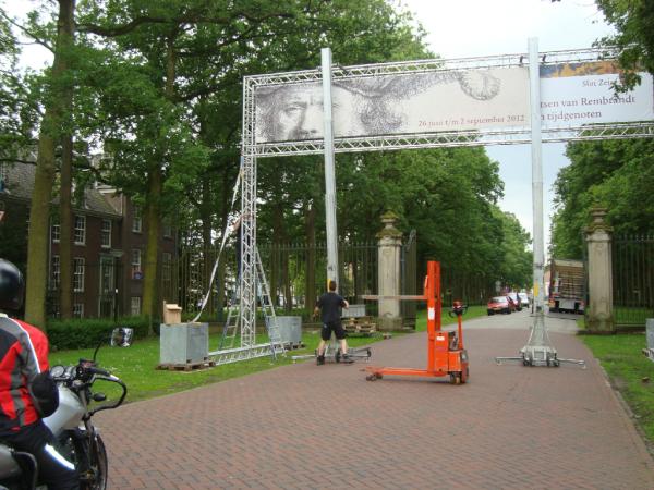 Afgelopen maandag is het gigantische spandoek voor de Rembrandt tentoonstelling geinstalleerd.