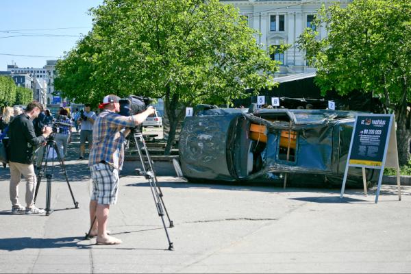 CSDD_LV's tweet image. CSDD kampaņa: līdz rītvakaram (apm. pl.22) apskatāmi dzērājšoferu izraisīto avāriju auto vraki: ej.uz/cyt8