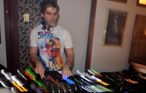 LALOCOMOTIVE's tweet photo. Dj Leo Cury esbangando beleza e mandou um excelente som em LA LOCOMOTIVE WINTER. http://t.co/5DHxpV8G