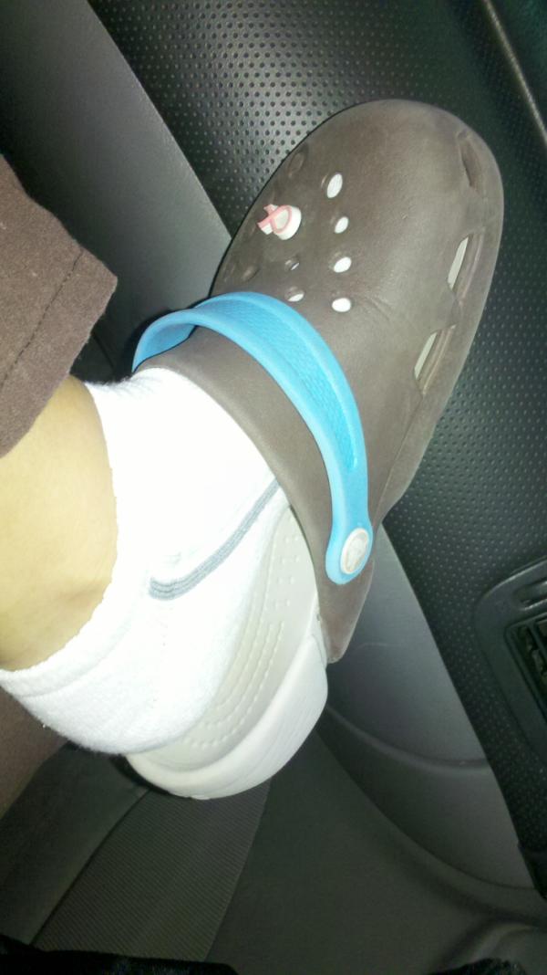 lpsbambuco's tweet photo. Ya cambie los tacones por crocs!! Era justo y necesario! http://t.co/JvvBAMbw