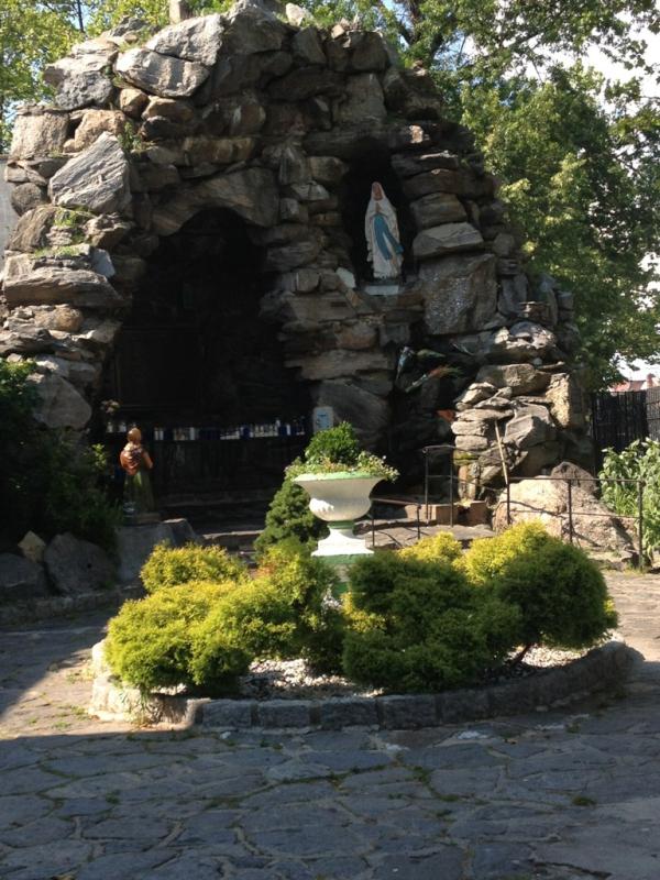 aaLiizzeee's tweet photo. La Gruta...went to go get some Holy Water http://t.co/ClrpHBIy