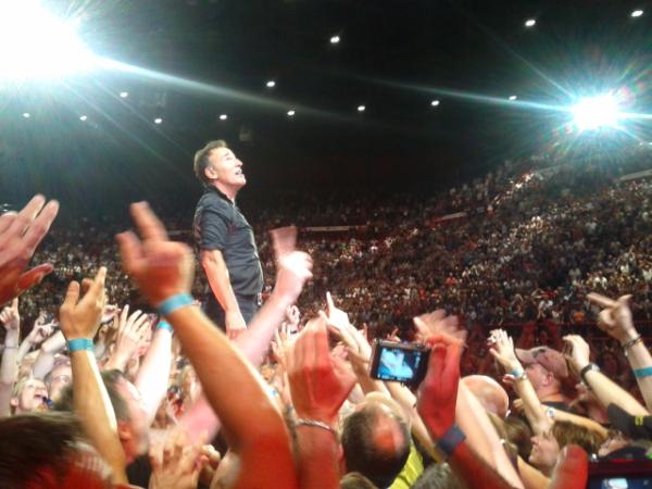 cctuco's tweet image. #springsteenparis 4 juillet 2012 dans la fosse pendant l'hommage à clarence.
