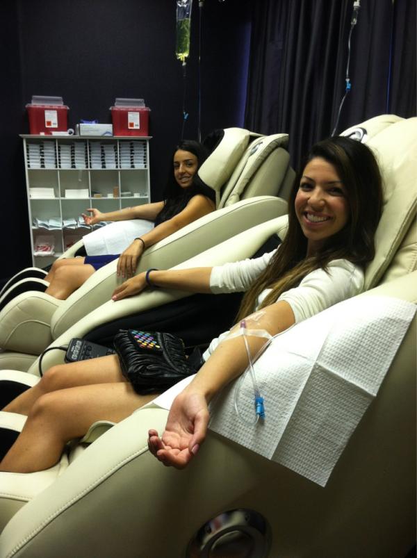 caity414's tweet image. Hanging out at @PushPlease with @Sampeli and @christina_amp while they recover from a crazy night #vegas