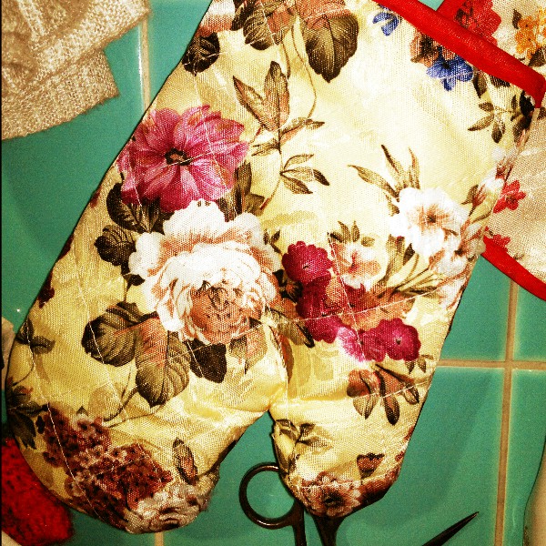 lucila_n's tweet image. La manopla para horno que se compro mi abuela #flashera jajaja