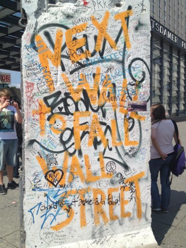 ValerieCZ's tweet photo. New Wall to Fall Wall Street #berlin #berlinmauer #modernberlinmemorial http://t.co/xmq8KpCt