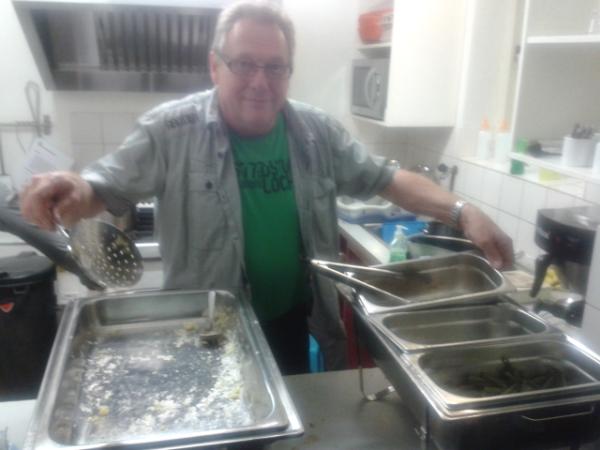 DeProvenier's tweet photo. Meester harrie was supertrots op de kinderen. Alle aardappelen, bonen en gehaktballen zijn op. http://t.co/RqYFCdMN