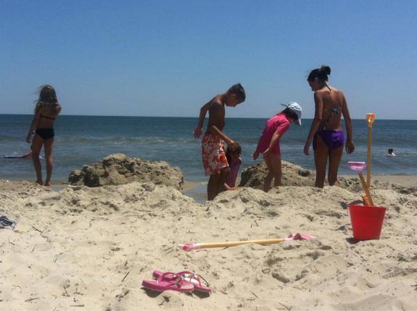 bitsywv's tweet image. My 8yo has enlisted a crew of other vacationing kids to help build her sand fortress. #futureprojectmanager