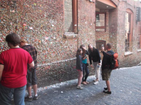 afalconseye's tweet photo. @LockedinaHouse How about a photo of a person taking a photo of the gumwall? #gumwall #meta http://t.co/bNnGtJw
