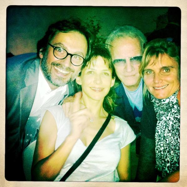 JamesHuthOff's tweet photo. Chez Pathé, on attend les chiffres. James, Sophie, xtof, Sonja qui a écrit #Unbonheurnarrivejamaisseul. http://t.co/nnQ1plNR