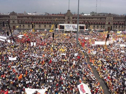 PRDMexico's tweet photo. Zócalo en todo su esplendor esperando al próximo presidente de México @lopezobrador_ el #CambioVerdadero está cerca http://t.co/sietIxMY
