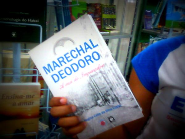 MarechalDiz's tweet photo. Indico este livro !!! http://t.co/f9Vaw8s9