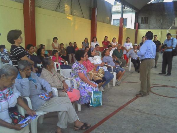 HugoBarenque's tweet photo. Reunión en colonia Apatlaco. #Jiutepec #HaciendoFrente http://t.co/8CxzAIJ0
