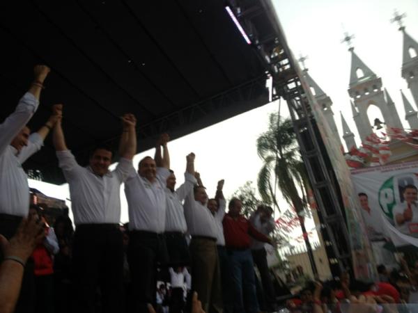 Ofiely_m's tweet photo. En la Plaza Cihualpilli Tonala #SeSiente #FuerzaPRI vamos a Ganar 👍 @AriFans2012 http://t.co/EbsIK6ic