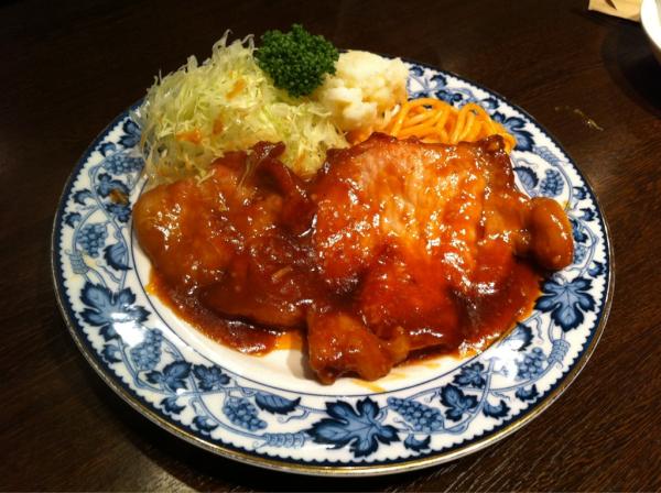 Sari おいしいもの手帖 いろいろ食べた中で 特に美味しかったのはこのポークチャップ ポークチャップ ってどんな料理かわかってなかったのですが 上品な豚の生姜焼きという感じ 笑 柔らかいお肉に生姜がよくきいていて 白いご飯が欲しくなる味でした