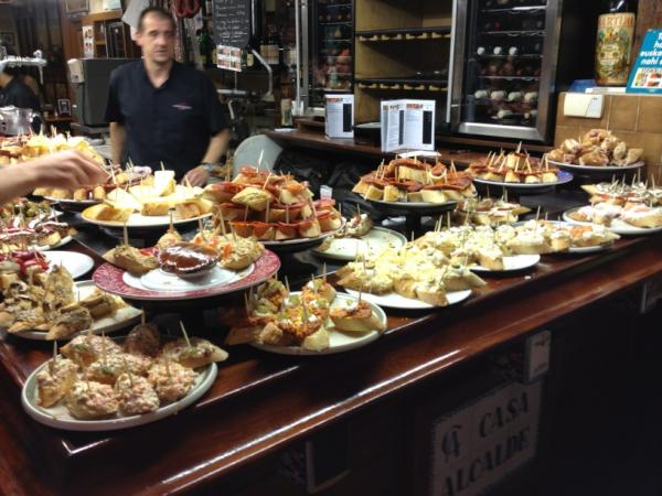tmorenoca's tweet photo. De pintxos por Donosti y lloviendo.... http://t.co/S0SXUbu8