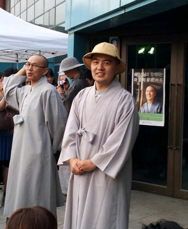 kjhams's tweet photo. @haeminsunim 대전마음치유콘서트~입장 못한 나를위해배려하심~~완전실물대박! 그러니 지하철,교보문고에서 못알아보죠~나와주셔서감사합니다.참! 아이들에게 선택권을 주긴하겠는데요,본인이 책임을지려나는 모르겠네요* http://t.co/EkgcUG9u