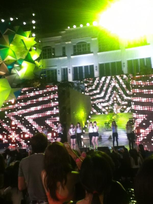 Queensagara's tweet image. TaeTiSeo har kommit ut på scenen nu och uppträder Twinkle.