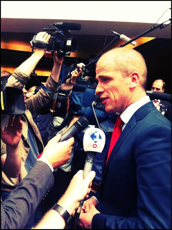 Saar van Bueren (@saravanbuer) on Twitter photo In Brussel bij de bijeenkomst van de Europese sociaal democratische leiders staat <a href="/diederiksamsom/">Diederik Samsom</a> de pers te woord In Brussel bij de bijeenkomst van de Europese sociaal democratische leiders staat <a href="/diederiksamsom/">Diederik Samsom</a> de pers te woord