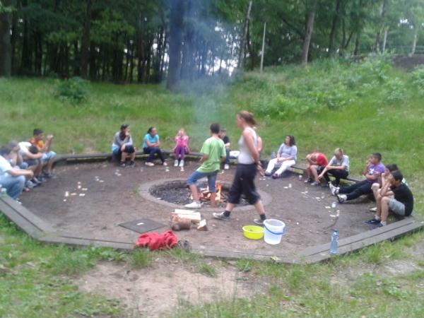 DeProvenier's tweet photo. Weerwolven spelen bij het kampvuur. Hadden we al gezegd dat het hier suuuuper gezellig is? http://t.co/OID80T6b