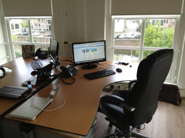 thomasdelooff's tweet photo. mijn bureau staat weer :) http://t.co/f0ibcF6S