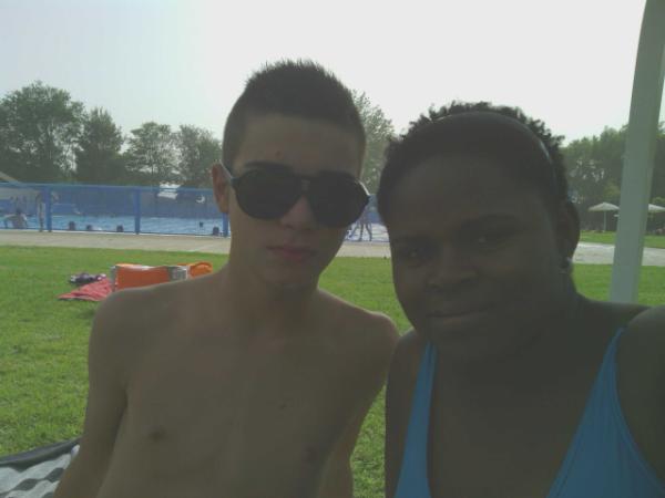 felix_buri's tweet photo. en la piscina con @Raiisus http://t.co/5cpBo4cU