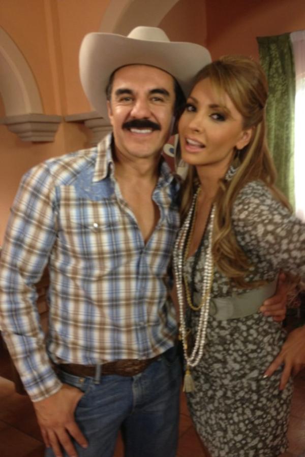 AdrianUribe's tweet photo. Hoy estaré en "Por ella soy Eva". Aquí con Mimi de la Rose. http://t.co/U08MdxXy