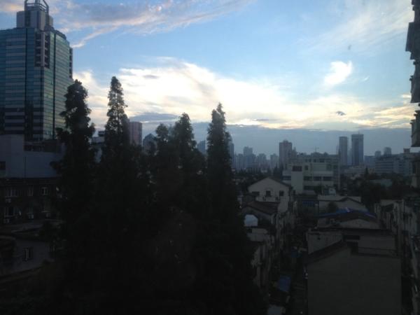 AdamKluger's tweet photo. Shanghai is nice before they turn the factories on. @5am http://t.co/L9TWEeSt