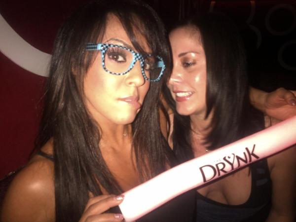 mslayellay's tweet photo. Party party love my ladies http://t.co/rKNfSyxA