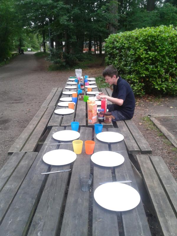 DeProvenier's tweet photo. Casper aan tafel voor het laatste ontbijt http://t.co/cMx5spmC