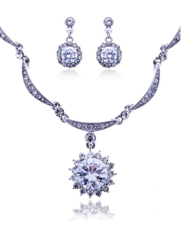 crystalcute002's tweet photo. Silver Plated Necklace &amp; Earrings Set of Swarovski Elements with the Crescent Chain! http://t.co/aN2taKGE