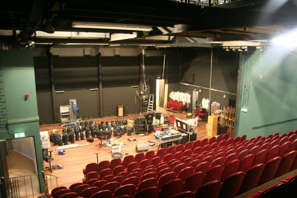 De ontmanteling van het <a href="/Koningstheater/">Koningstheater</a> is in volle gang. Zie foto.
