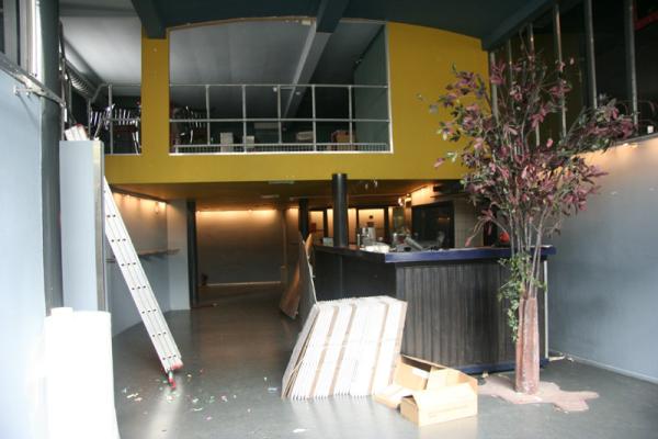 De foyer van het <a href="/Koningstheater/">Koningstheater</a> en het museum is ook al bijna leeg. Op naar de Verkadefabriek.