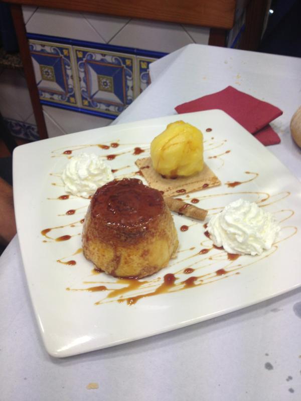Junto a la tarta, flan con helado de mandarina a compartir con Alberto Aleman, la foto lo dice todo