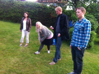 KriGab's tweet photo. Sommerfest med Stavangerkontoret igår, spiste ute i nydelig sommervær! Konkurranse i hagen @mTrainingportal http://t.co/YGPbZcP0