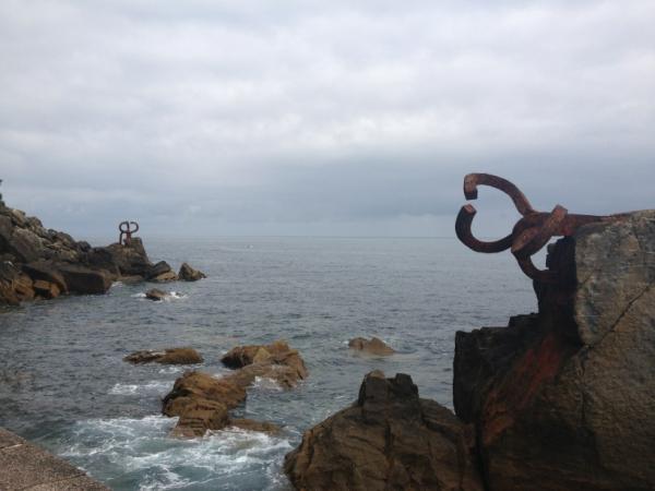 tmorenoca's tweet photo. Curiosas figuras que representan el peine del viento. Lugar muy tranquilo y relajante. #megustaSanSebastian http://t.co/r2adA4sm