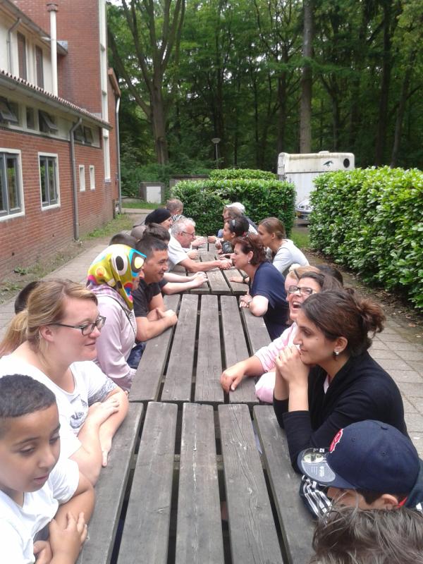 DeProvenier's tweet photo. In gesprek met ouders en kinderen over het fantastische kamp. http://t.co/upFupXvO