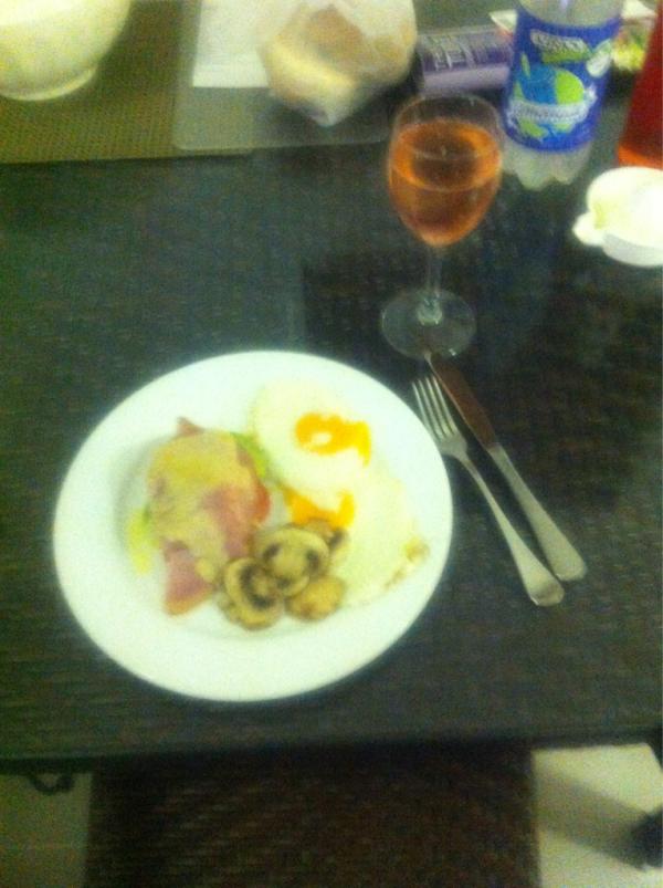 bryonyes's tweet photo. How to cook food in Byron bay. Step 1. Put all ingredients on plate, good idea to cook the eggs. Step2.Eat. http://t.co/FA8Wvdii