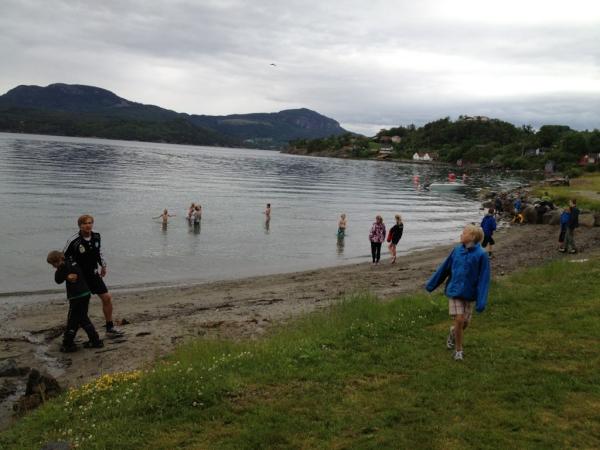 SiljeHanasand1's tweet photo. Vi kan også kose oss på jobb @EirikJossang Vi har det faktisk helt fortreffende her på stranden http://t.co/vqyGj9D8