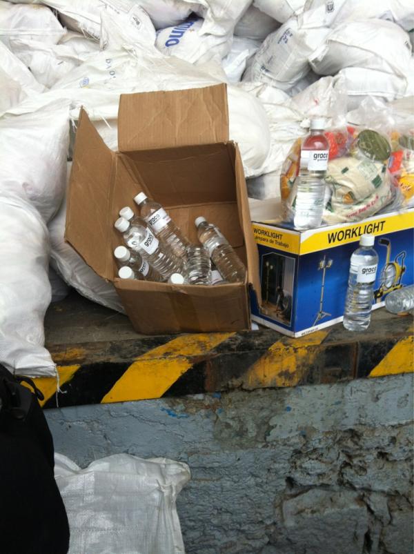 reportero_moran's tweet photo. En bodega de col. Satelite Cuernavaca encuentran despensas y botellas de agua con logos de Graco Ramírez http://t.co/MLoA0QCn