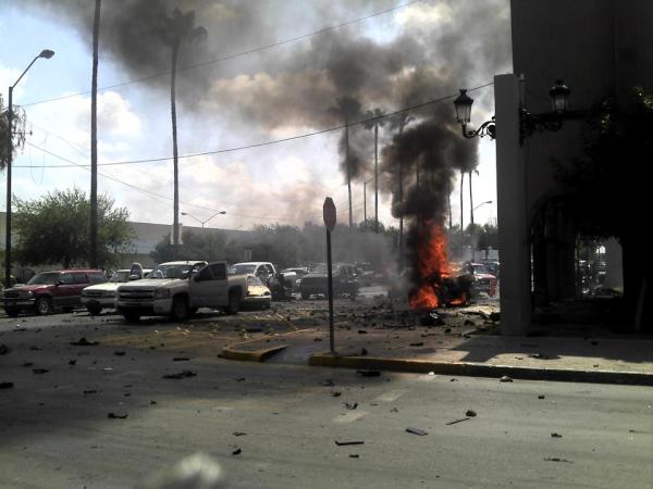 Rutsy_Pop's tweet photo. @lopezdoriga1  Estalla coche bomba frente a la presidencia en Nuevo Laredo Tamaulipas. http://t.co/HErhgMNq