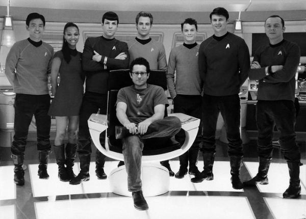 ChrisPineSpain's tweet photo. Foto con el cast y director de Star Trek durante el rodaje en 2009: http://t.co/WM8hDFBZ