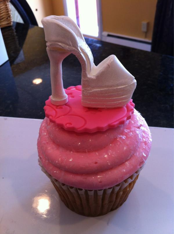 LiveLaughIndulg's tweet photo. Check out this jumbo sized Stiletto cupcake! #sweetindulgences http://t.co/sjAfx7Mk
