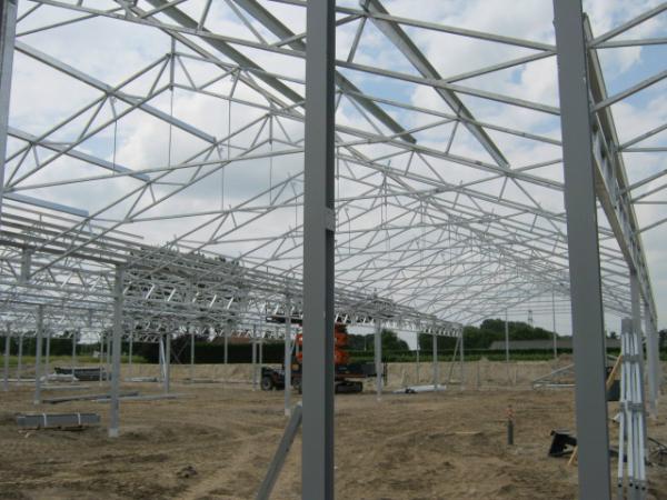 Info nieuwbouw: Zo begonnen de mannen maandag met de staanders, nu zit het dak er al op, wat gaat dat lekker snel.