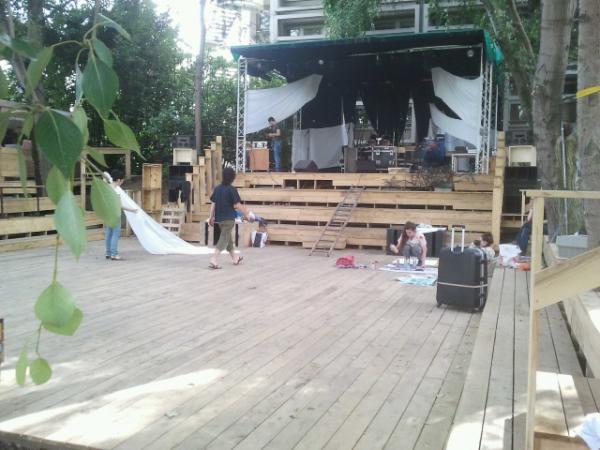 Dataglitch's tweet photo. Il fait beau, il fait chaud! Ca va etre la fete du glitch! Ramenez vos fesses au 6b pour le festival Souk It Yourself! http://t.co/lDDrNsrj