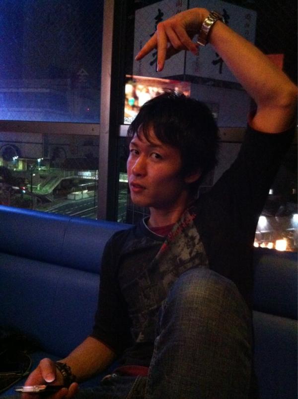 atsushi3671's tweet photo. @masamune2314 @kimomomon 
やっぱマサムネきもい(^O^)／
なんでチェケラッチョポーズでこの表情w http://t.co/WFj0FDIS